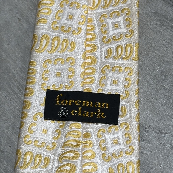 Foreman and Clark brand yellow and white ying yang design / 100% polyester - Picture 5 of 5